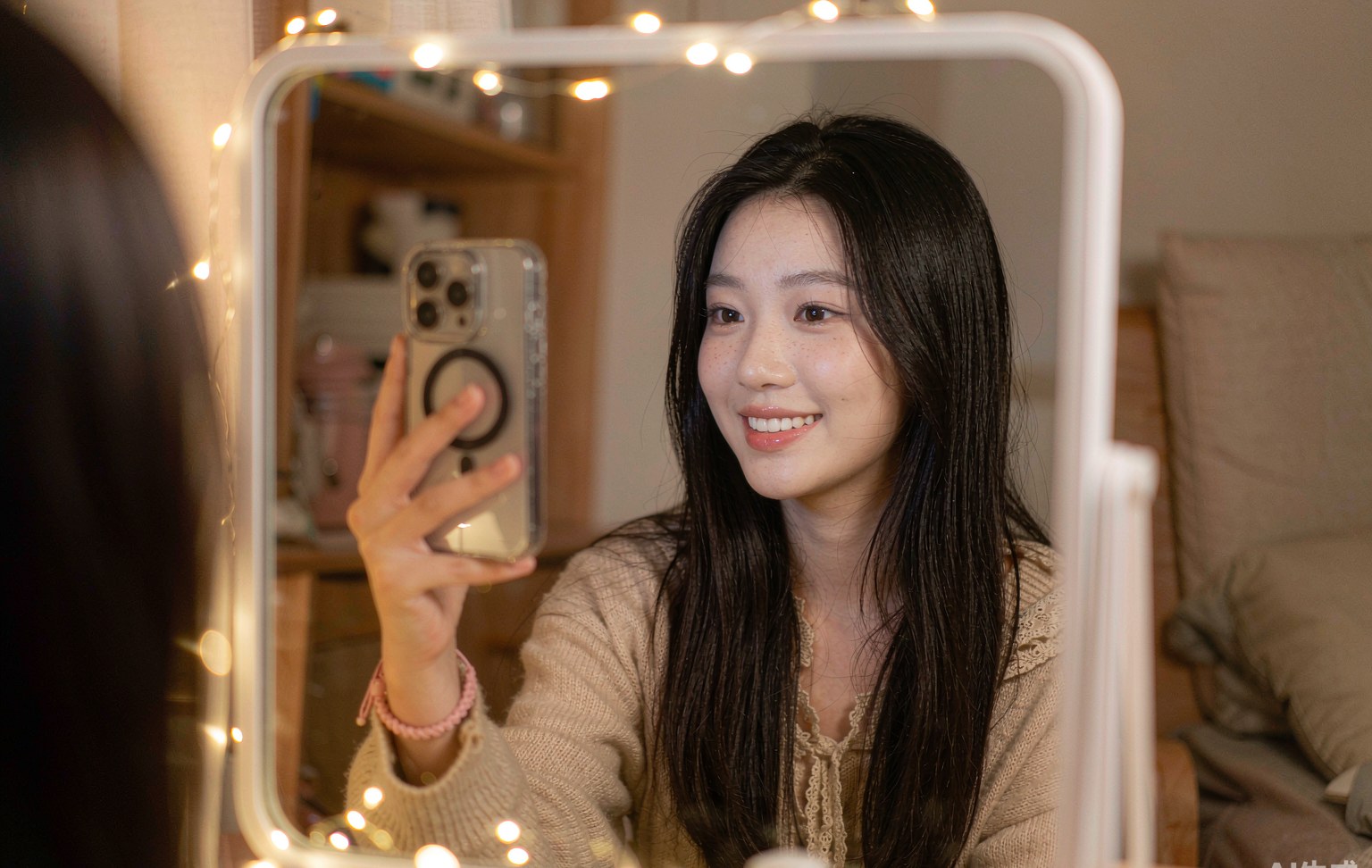 女生在窗边拍下晚霞